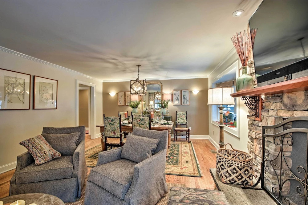 2 Living Areas and Fireplace Mirror Lake Cottage — 4-Star Luxury Hotel in Highlands, United States