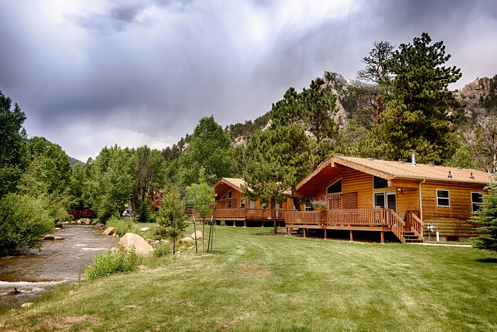 Riverview Pines - carbon neutral hotel in Estes Park