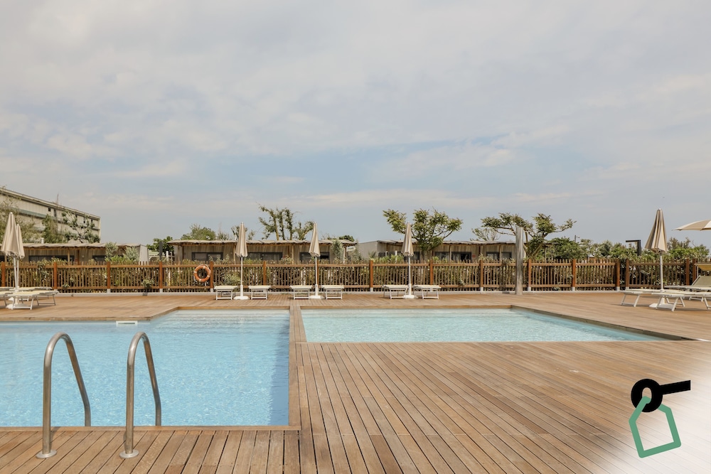 Hotiday Milano Marittima Pineta — 4-Star Luxury Hotel in Cervia, Italy