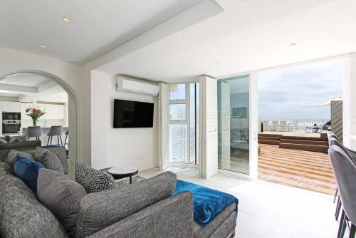 Modern & Luxurious Seaside Apartment