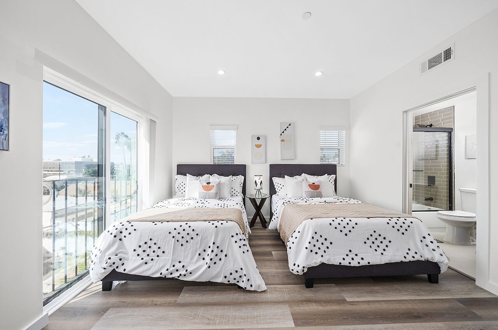 Downtown LA Stylish Bedrooms - photo 13