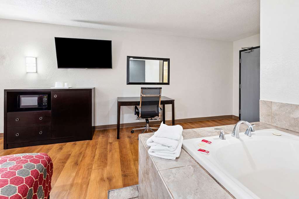 Econo Lodge Akron Copley Northwest - photo 28
