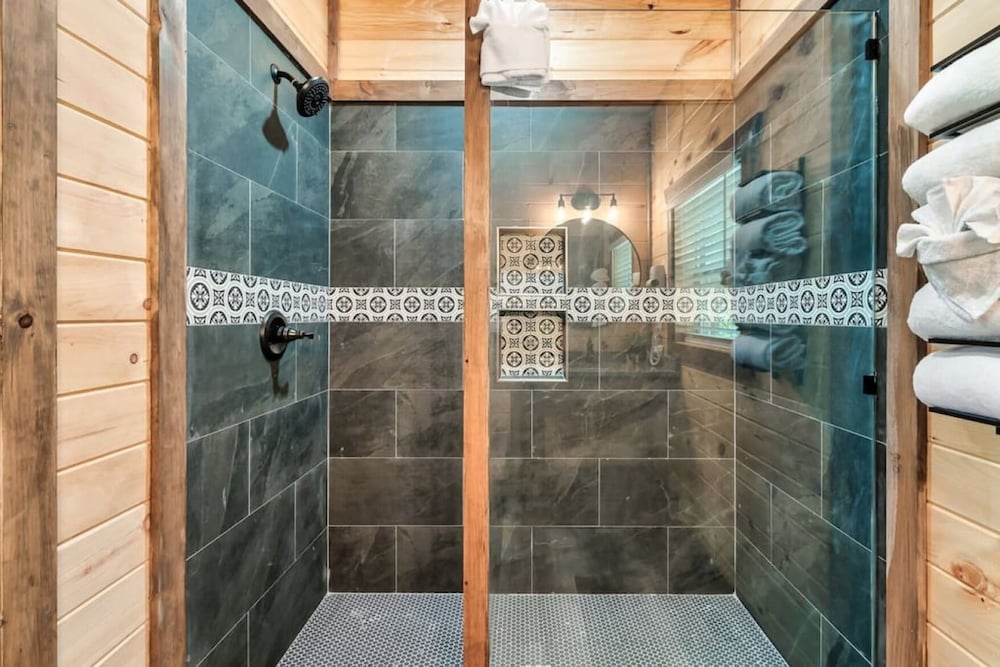 Tranquil Mountain Getaway By Ghosal Luxury Lodging - photo 28