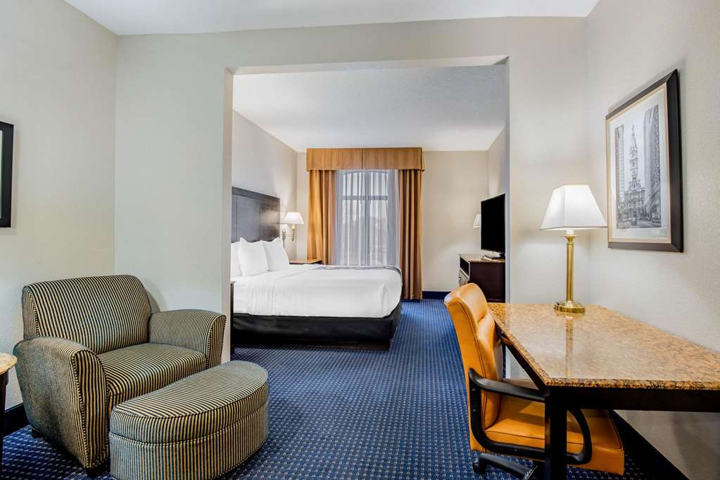La Quinta Inn & Suites by Wyndham Mt. Laurel Philadelphia - photo 20