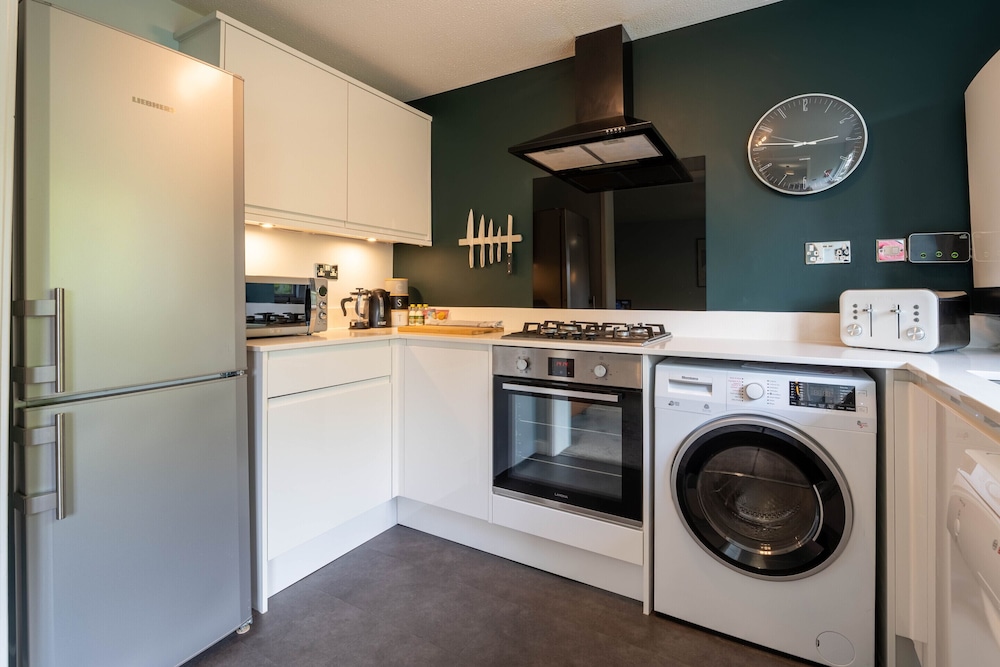 Park View Close to East Surrey Hospital 2 Bed with Private Decking Area — 5-Star Luxury Hotel in Salfords, United Kingdom