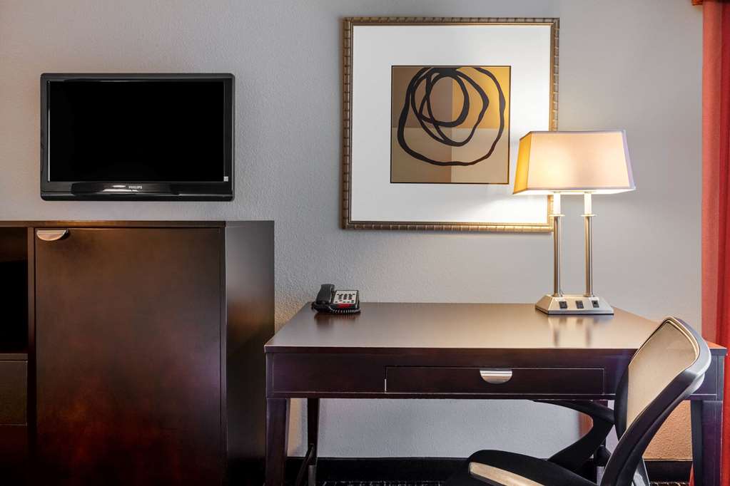La Quinta Inn & Suites by Wyndham Lumberton - photo 31