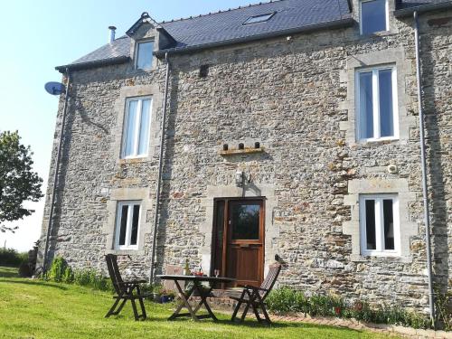 Stone cottage with garden — 4-Star Luxury Hotel in Isigny-Sur-Mer, France
