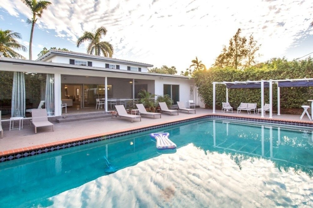 Hollywood Chateau 7 Br Villa — 4-Star Luxury Hotel in Hollywood, United States
