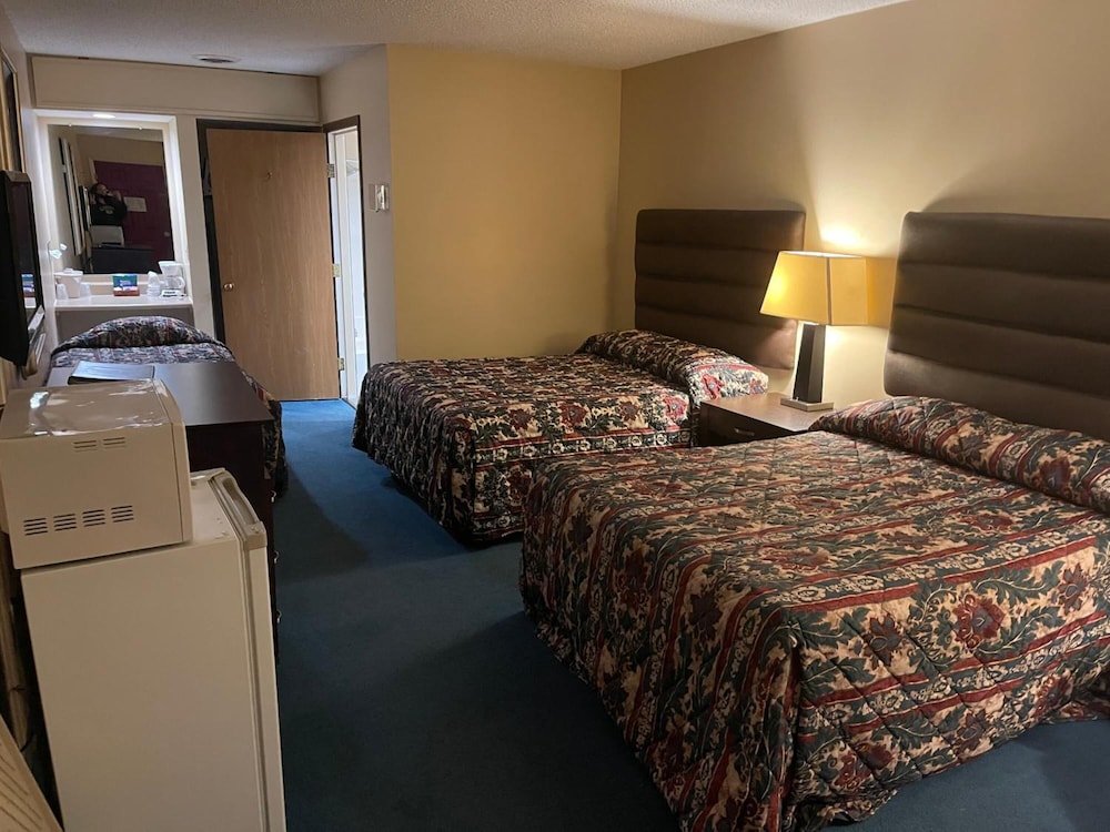 Dollinger's Motor Inn - photo 11