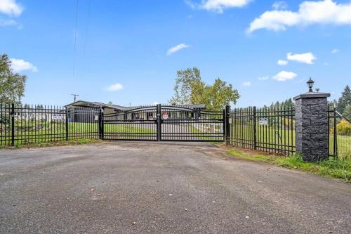 22 Acres Home with hot tub minutes from Ilana Casino — hotel in Ridgefield