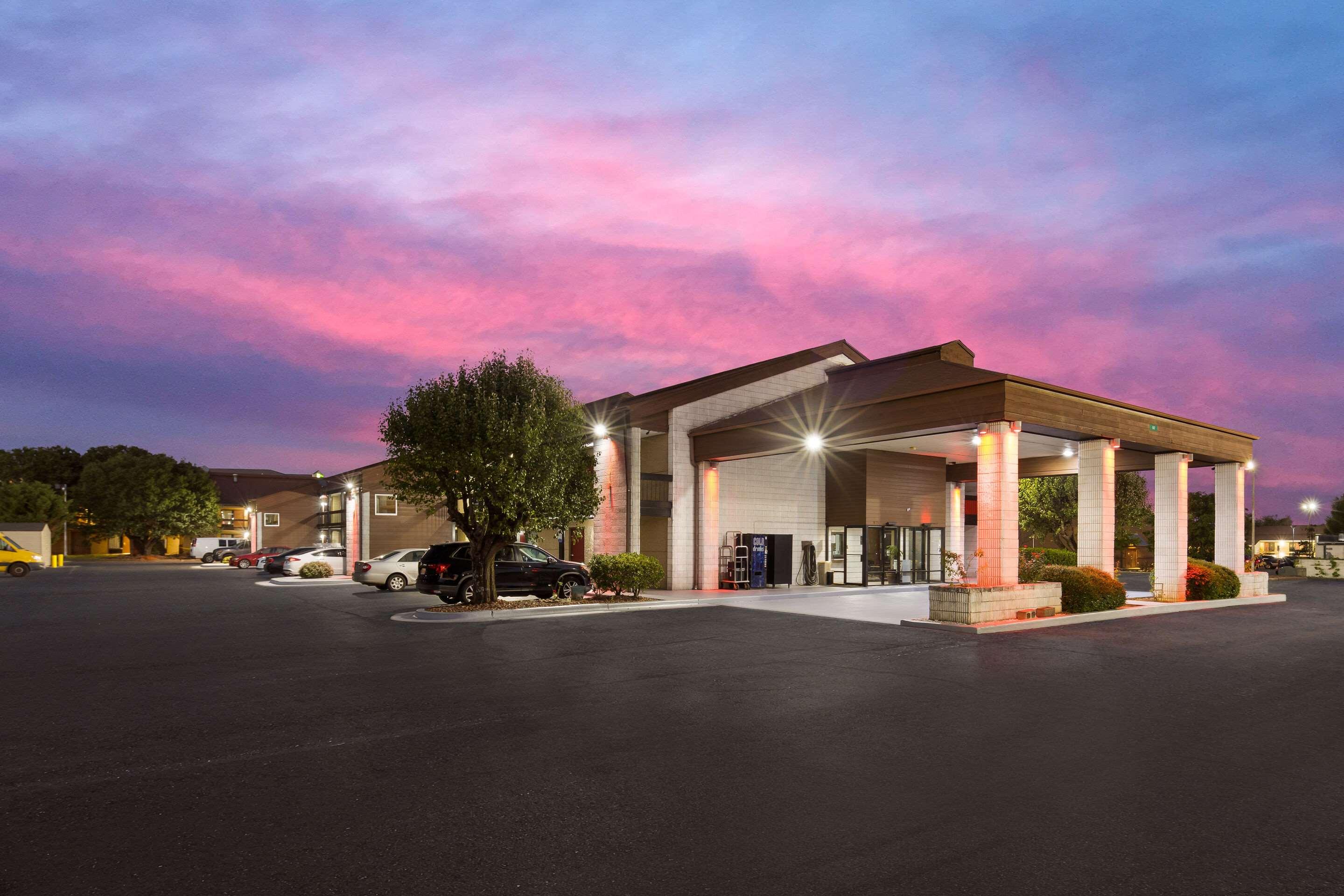 Econo Lodge Madison Airport - photo 12