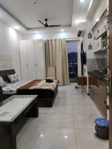 Chic Apartment#Couple Goal#High Rise#Balcony#condo — 4-Star Luxury Hotel in Noida, India