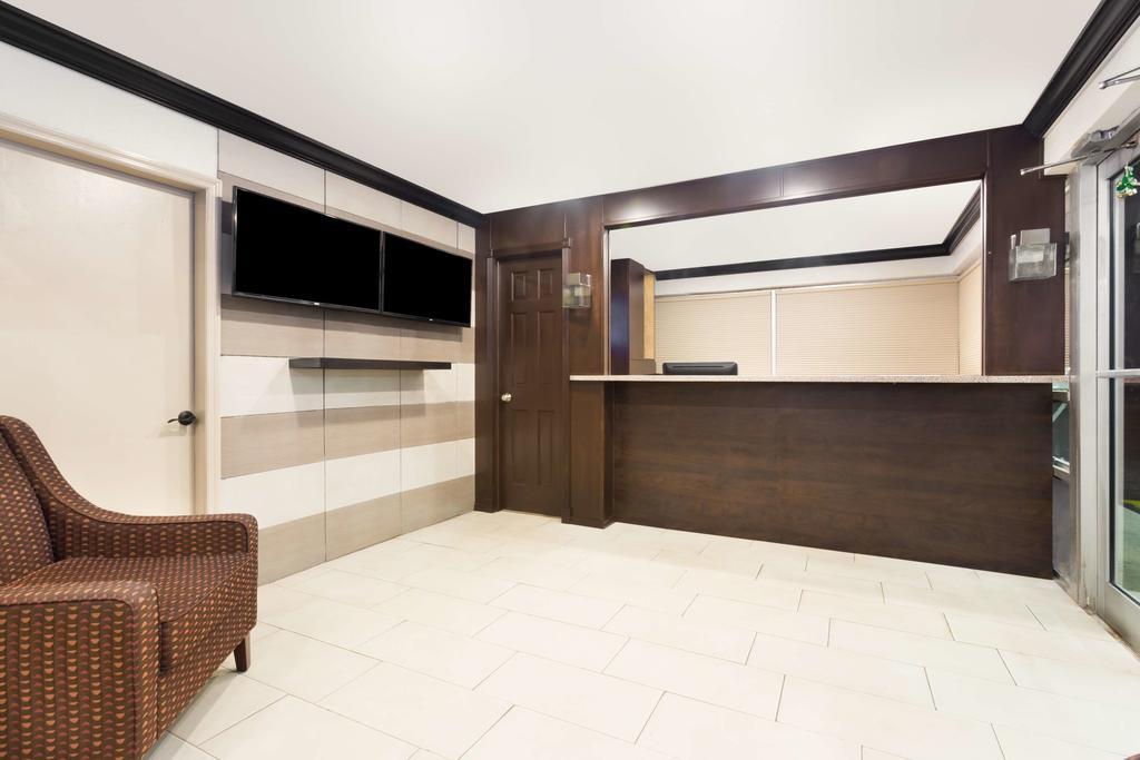 Econo Lodge Inn & Suites Florida City - photo 11