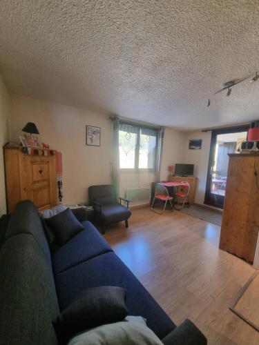Studio 2 Personnes Serre Chevalier 1350m Le Bois Des Coqs 5min Des Pistes Avec Balcon 5m2 Parking Et Casier a Ski — hotel in Saint-Chaffrey