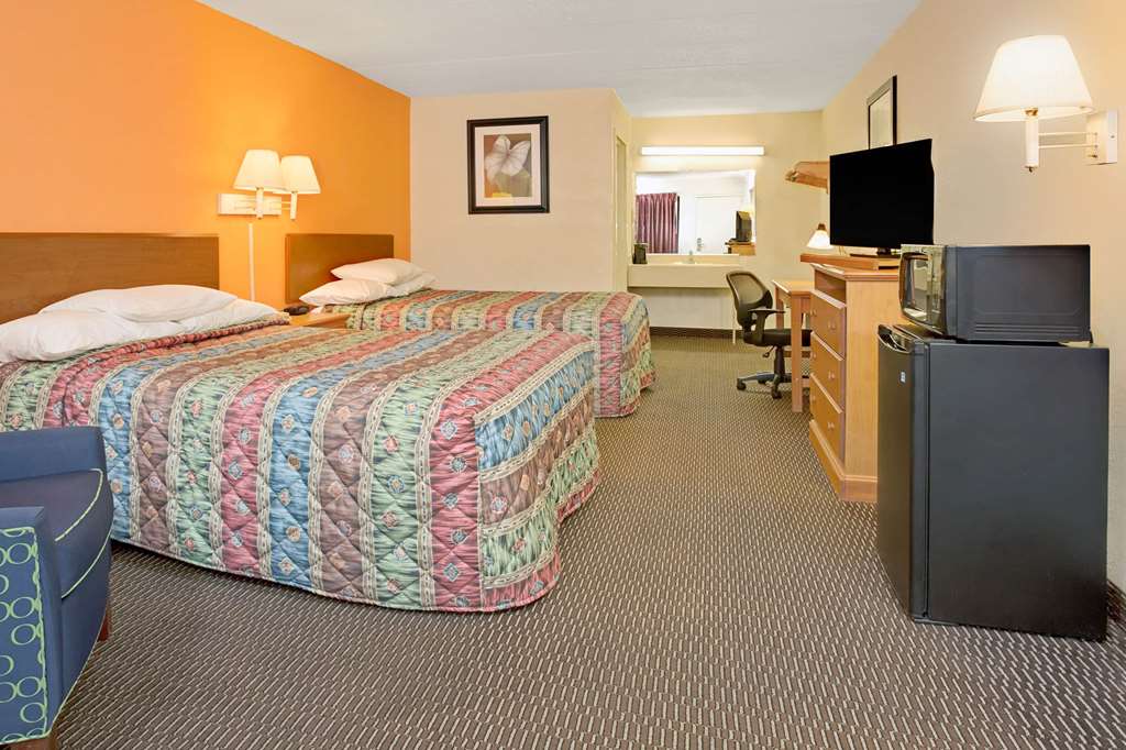 Days Inn by Wyndham Cincinnati East - photo 8