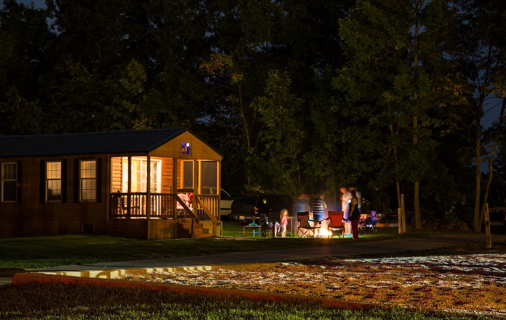 Plymouth Rock Camping Resort Basic Cabin - photo 2