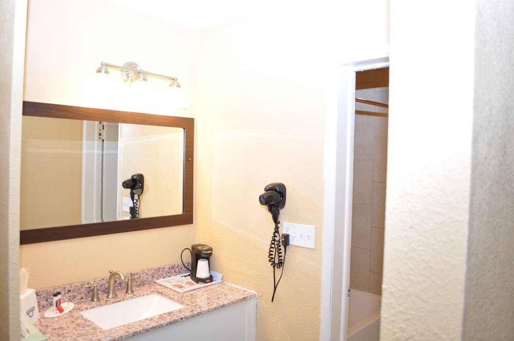 Evergreen Hotel & Suites - photo 24