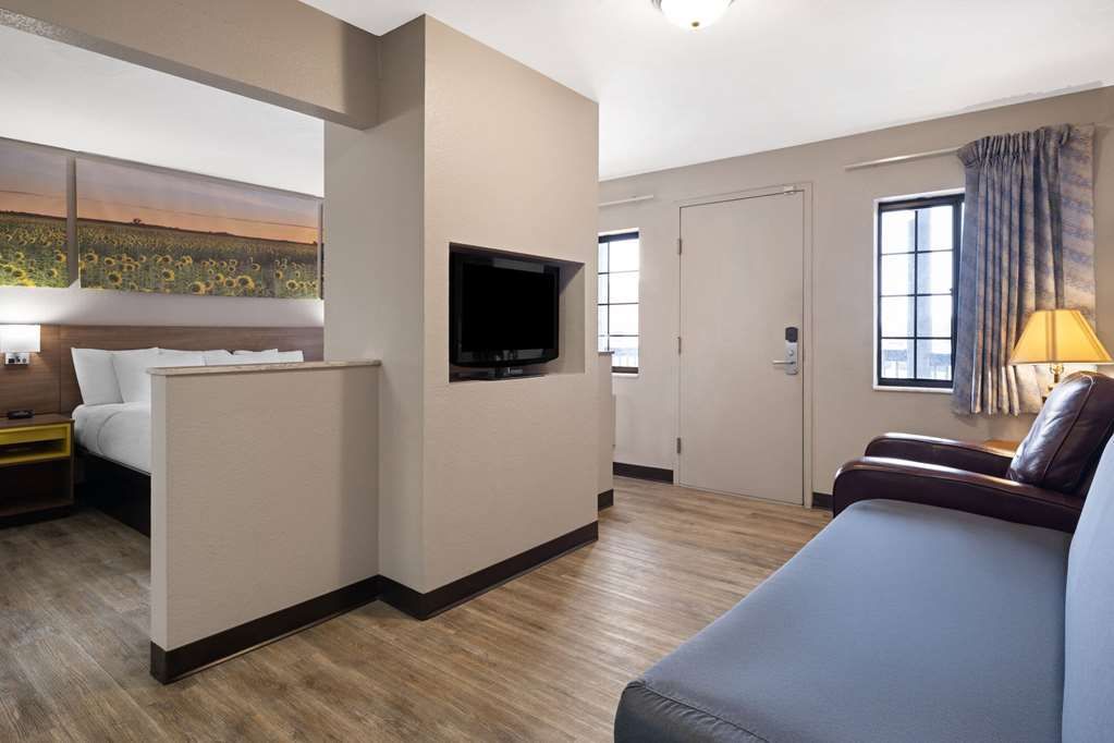 Days Inn & Suites by Wyndham Kokomo - photo 14