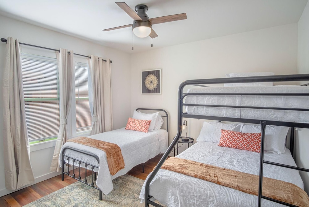 Dazzling 3 BR2 BA Home Near Downtown Tower Americas - photo 15