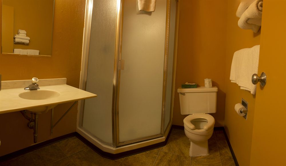 Capitol Inn & Suites - photo 8