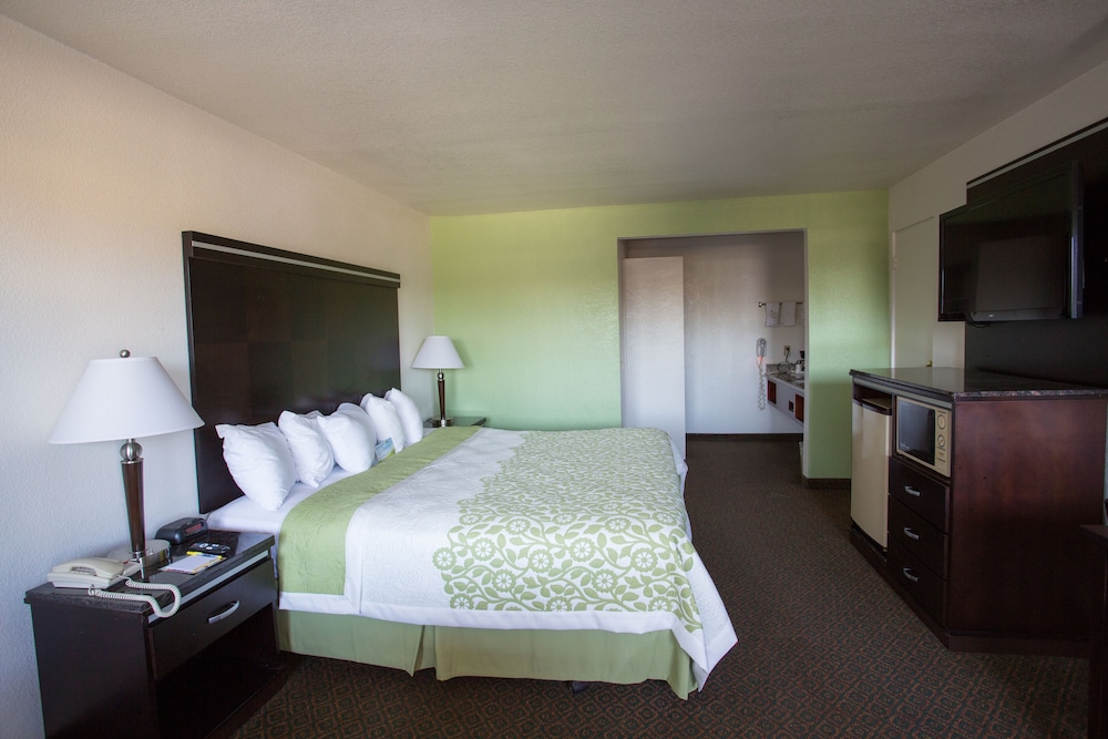 Days Inn by Wyndham Oceanside - photo 7