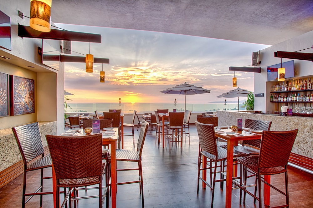 Poolside bar