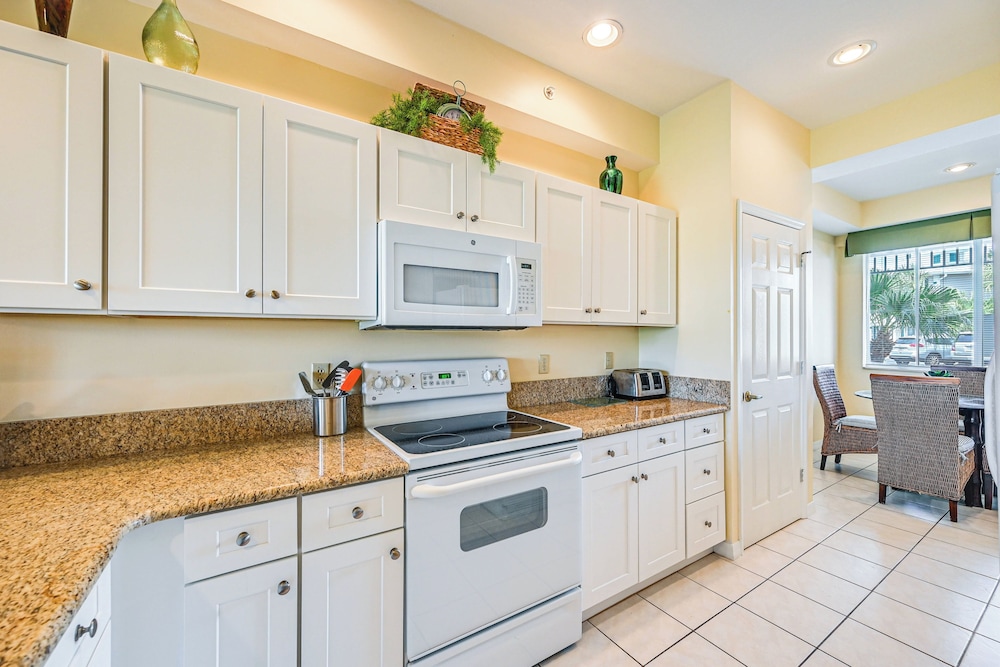 Naples Resort Condo on 2 Championship Golf Courses - photo 9