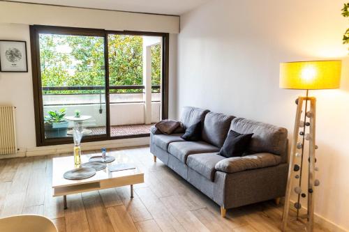 Le Sperata Bel Appartement En Centre Ville Avec 2 Chambres Terrasse Et Parking — 4-Star Luxury Hotel in Pau, France