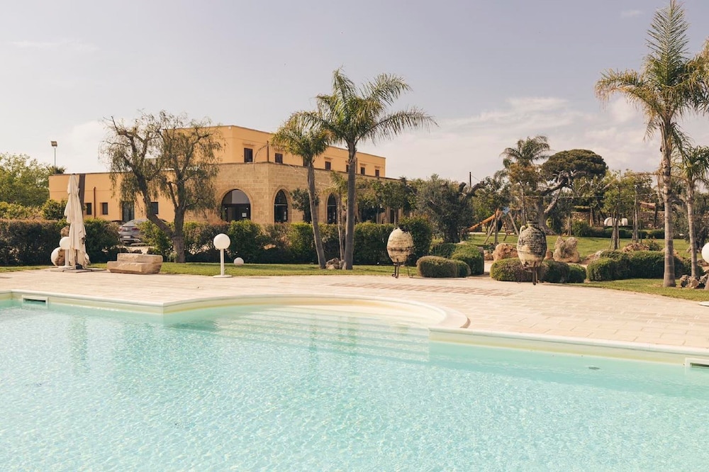 Agriturismo Paradiso — 4-Star Luxury Hotel in Parabita, Italy