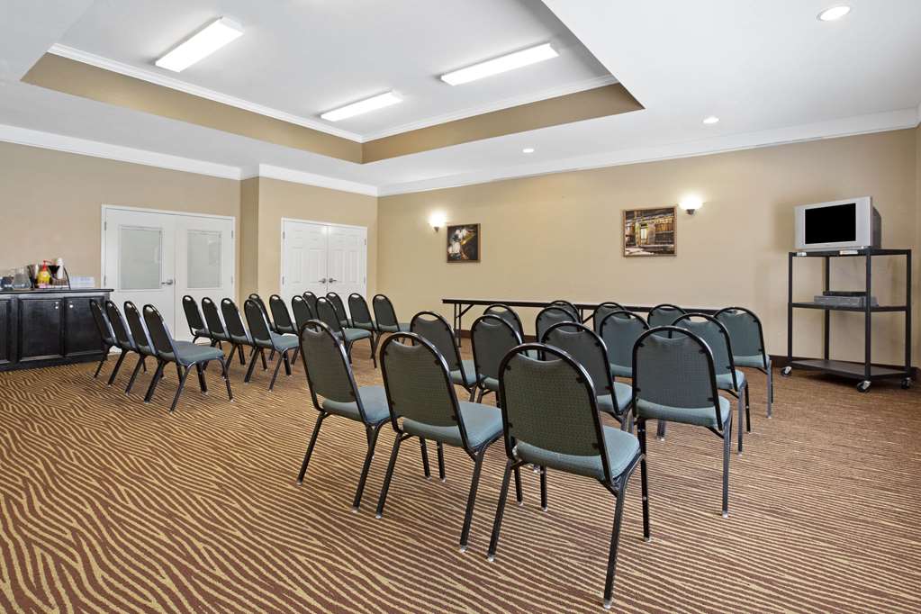 La Quinta Inn & Suites by Wyndham Pearland Houston South - photo 37