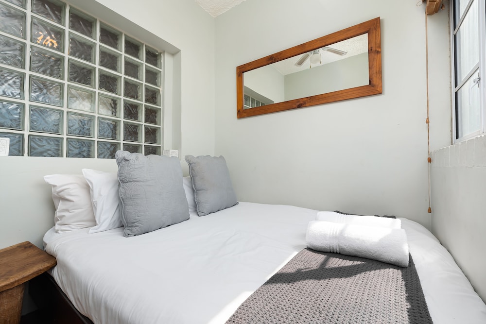 Chic City Studio With Mountain Views Walk & Explore