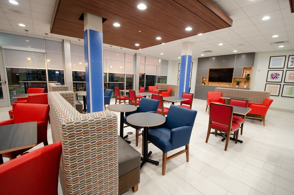 Holiday Inn Express & Suites Taylor by IHG - photo 26