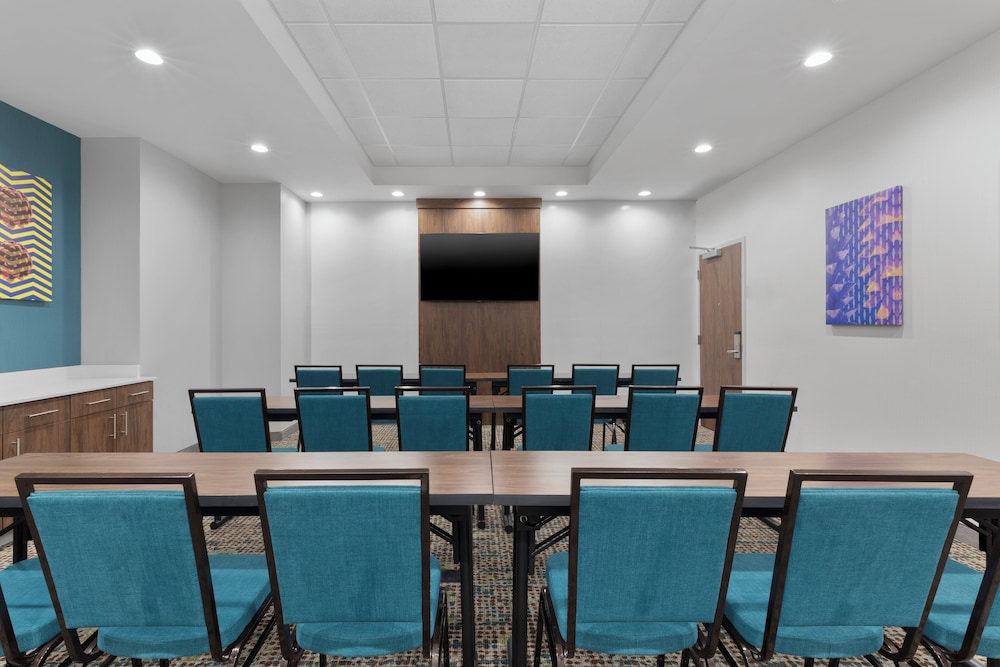 Hampton Inn Saline - photo 32