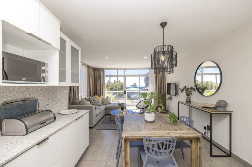Seaview Bliss a Sunny Apartment and Pool