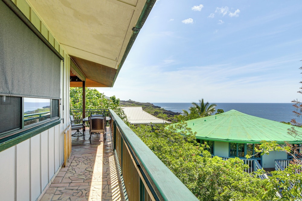 Ocean View Bungalow Walk to Pebbles Beach — 4-Star Luxury Hotel in Captain Cook, United States