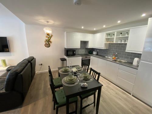 Modern 2 bedroom apartment with car parking. — 4-Star Luxury Hotel in Bitton, United Kingdom