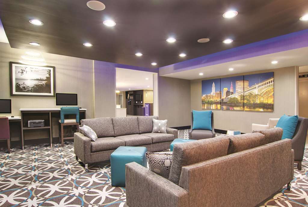 La Quinta Inn & Suites by Wyndham Cleveland Airport West - photo 8