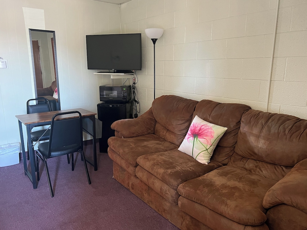 Midtown Inn & Suites - photo 16