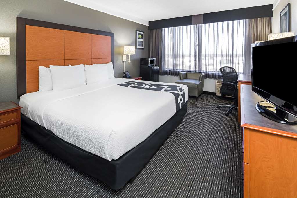La Quinta Inn & Suites by Wyndham Buena Park - photo 13
