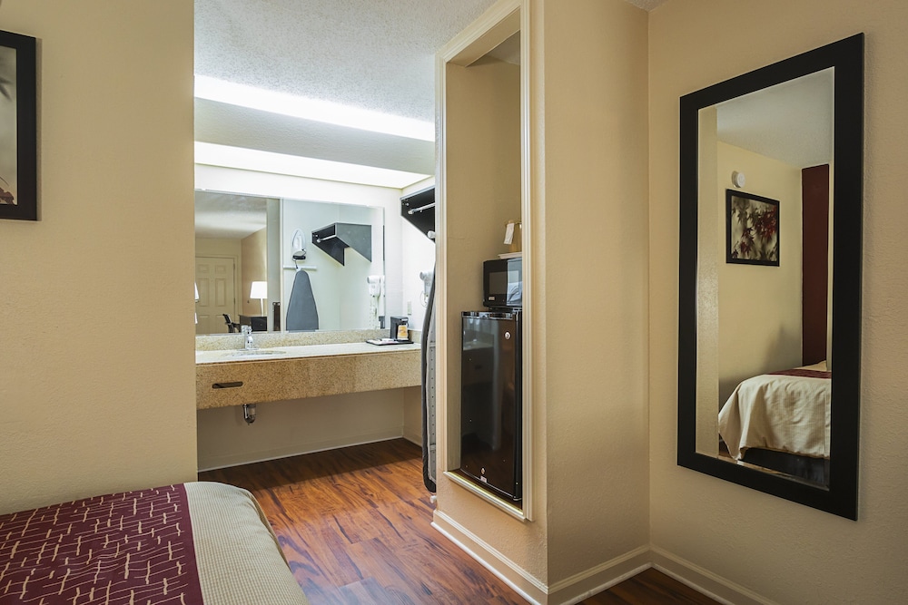 Red Roof Inn & Suites Scottsboro - photo 15