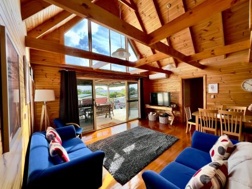 House with bay views St Helens family escape — 4-Star Luxury Hotel in St Helens, Australia
