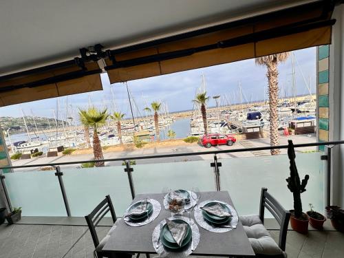 Marina dei Sogni Bilocale Fronte mare con parcheggio gratuito e aria condizionata — 4-Star Luxury Hotel in San Lorenzo Al Mare, Italy