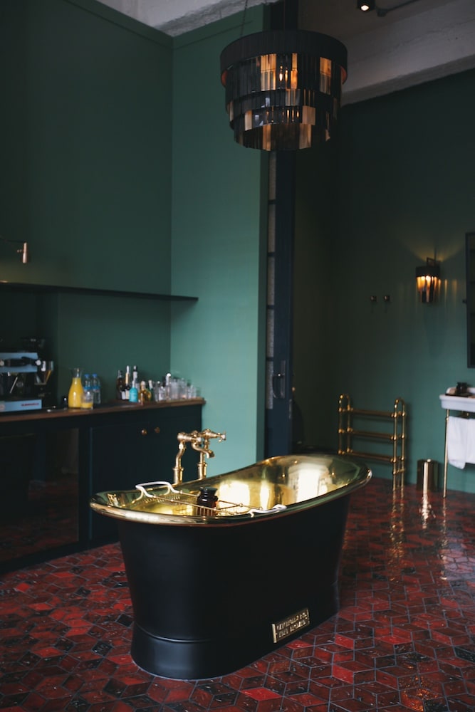 Deep soaking bathtub