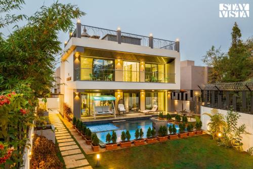 StayVista at La Belle Vue Lawn Pool & Bar in Karjat, India
