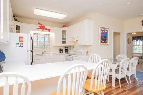 Beach Joy by Oak Island Accommodations - photo 46