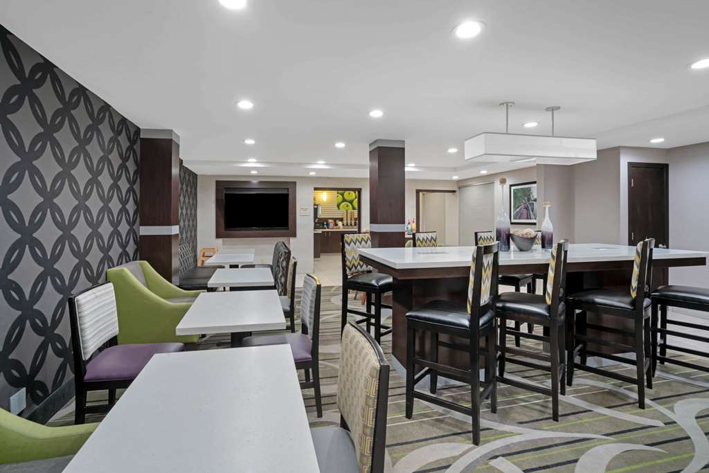 La Quinta Inn & Suites by Wyndham Knoxville North I 75 - photo 49