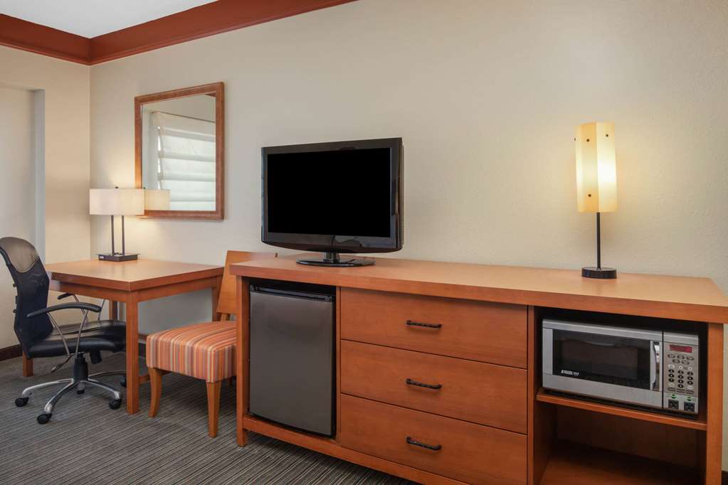 La Quinta Inn & Suites by Wyndham Atlanta Ballpark Galleria - photo 36