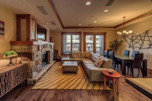 Big Horn Lodge 403 by East West Hospitality — 4-Star Luxury Hotel in Truckee, United States