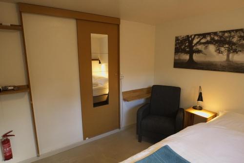 Main street X small ensuite bathroom and own kitchen