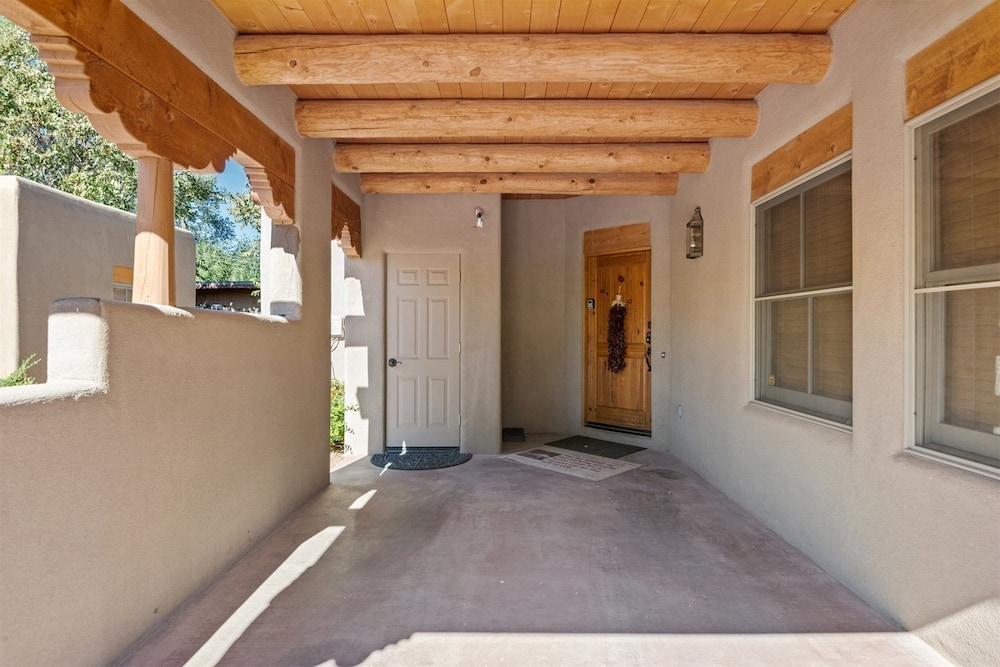 Kiva Stunning & Lovely With Kiva Fireplace Walk to the Plaza and the Railyard - photo 18